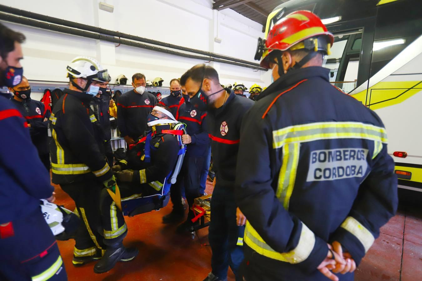 El entrenamiento de los bomberos de Córdoba en el rescate de víctimas en autobús, en imágenes