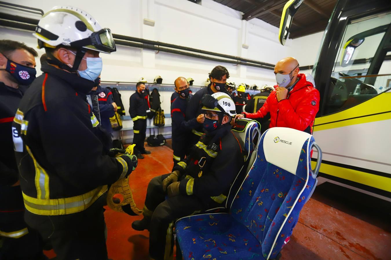 El entrenamiento de los bomberos de Córdoba en el rescate de víctimas en autobús, en imágenes