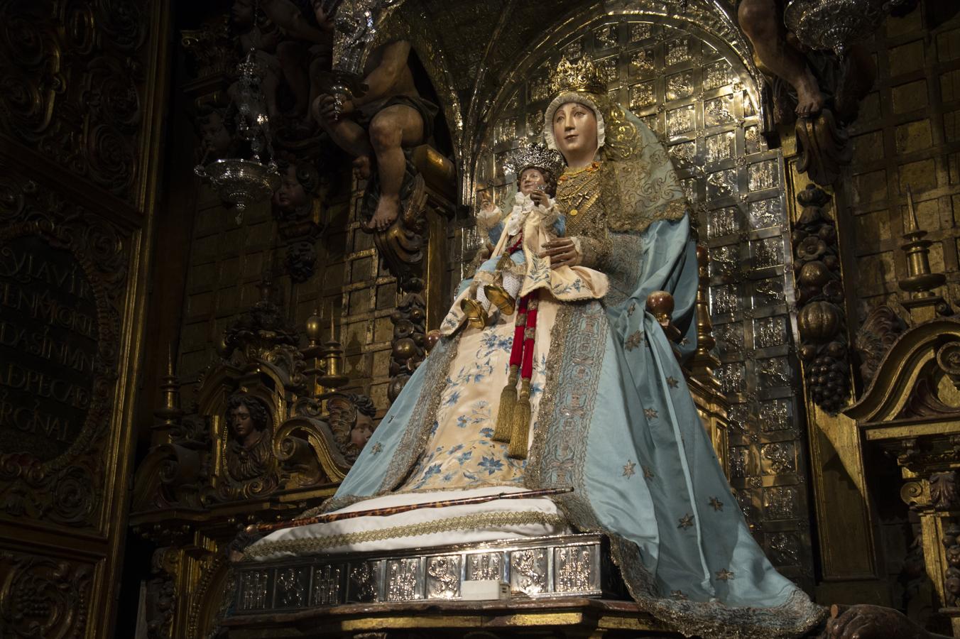 La Virgen de los Reyes, ataviada para la Inmaculada