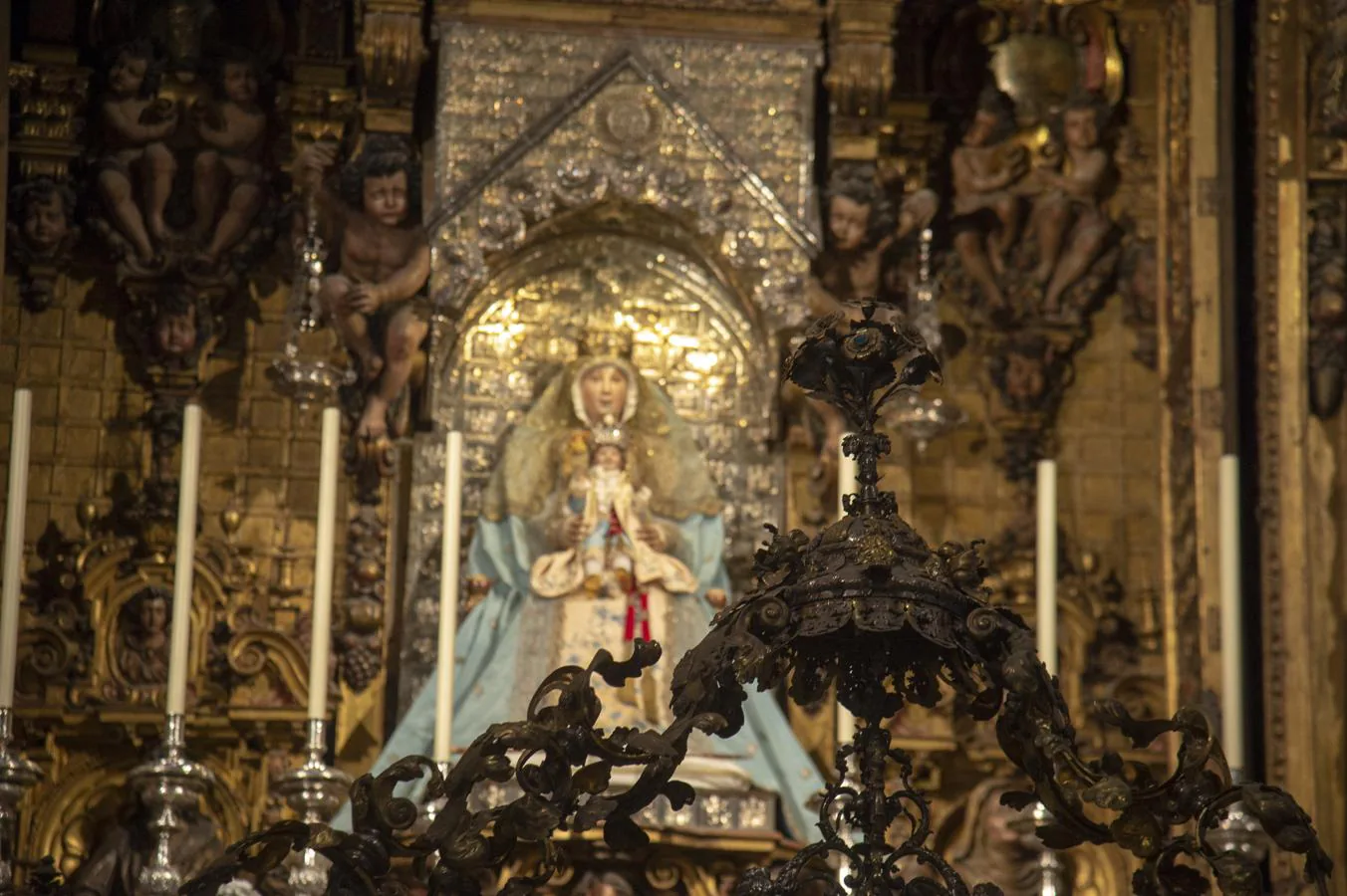 La Virgen de los Reyes, ataviada para la Inmaculada