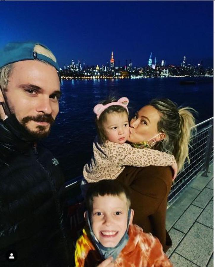 Hilary Duff, que ha dado las gracias por tener a su familia, ha mostrado cómo han hecho su propia versión de la cena de Acción de Gracias: una pizza. 