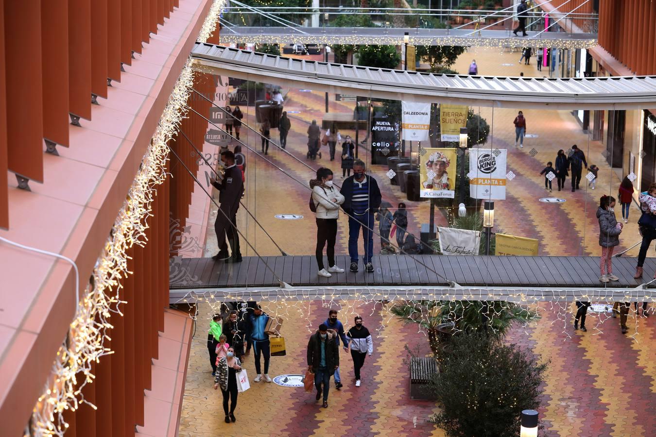 Torre Sevilla se llena de luz para Navidad