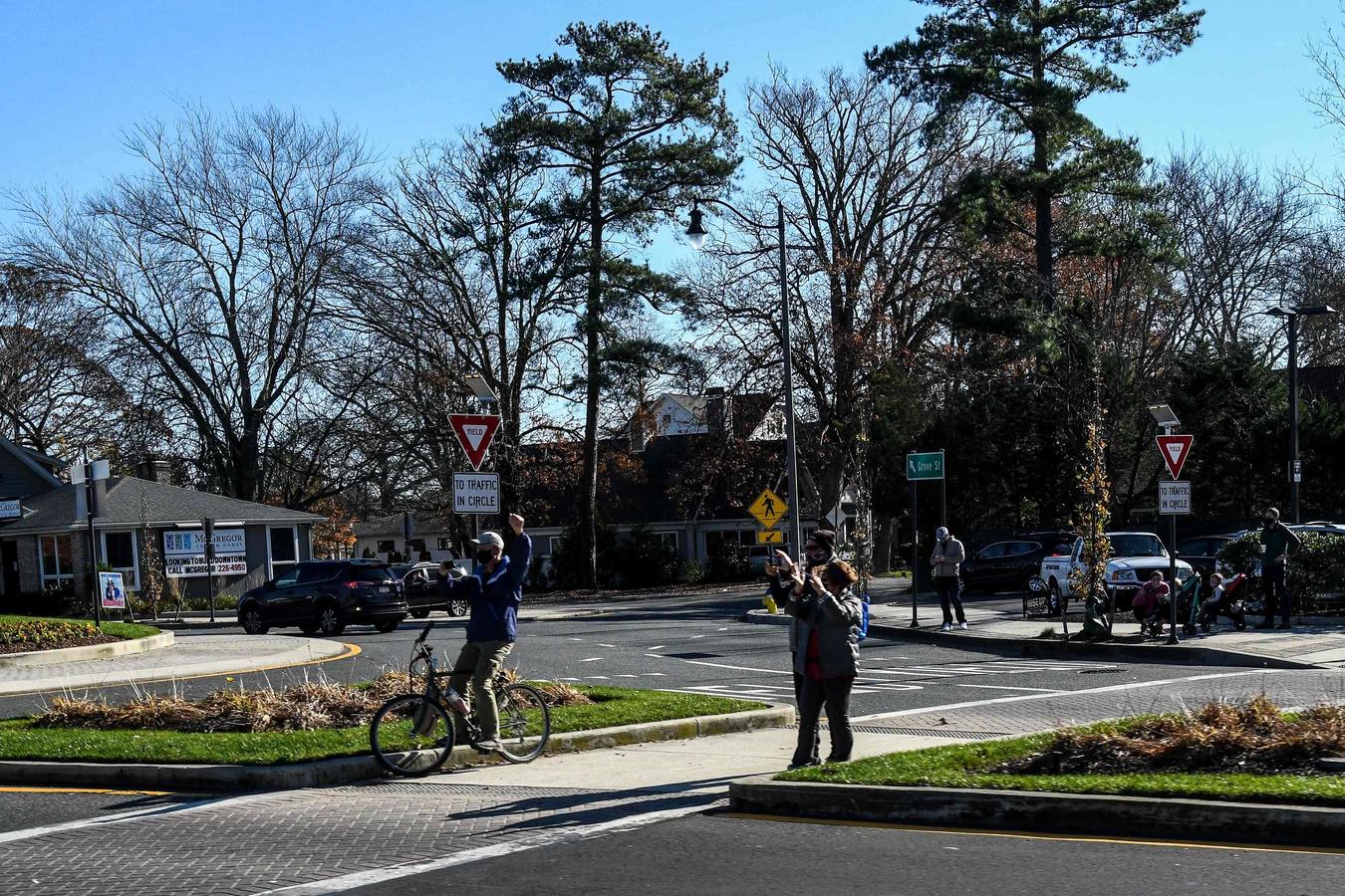 Biden se da un baño de masas desde el coche a su paso por Rehoboth (Delaware)