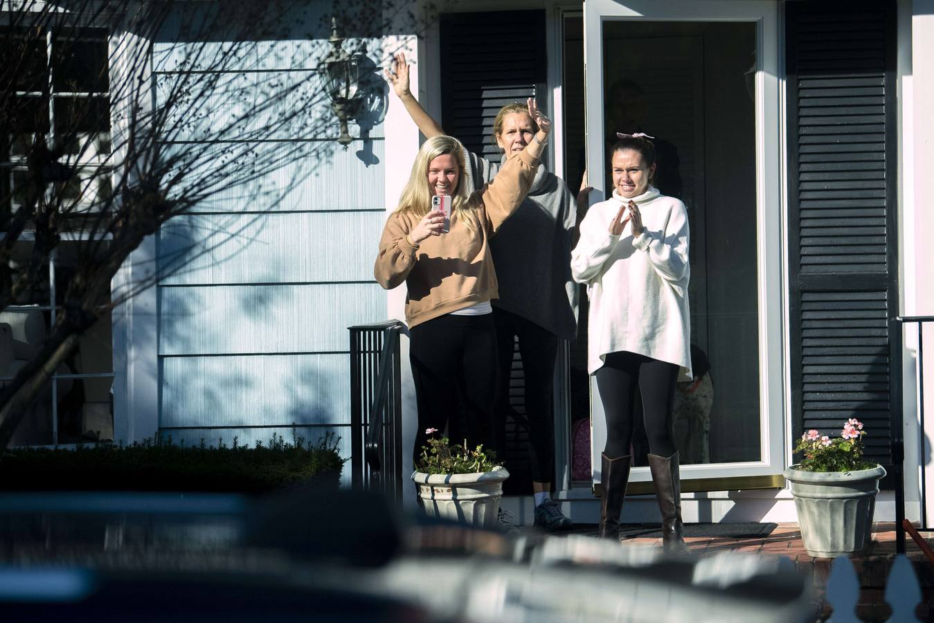 Biden se da un baño de masas desde el coche a su paso por Rehoboth (Delaware)