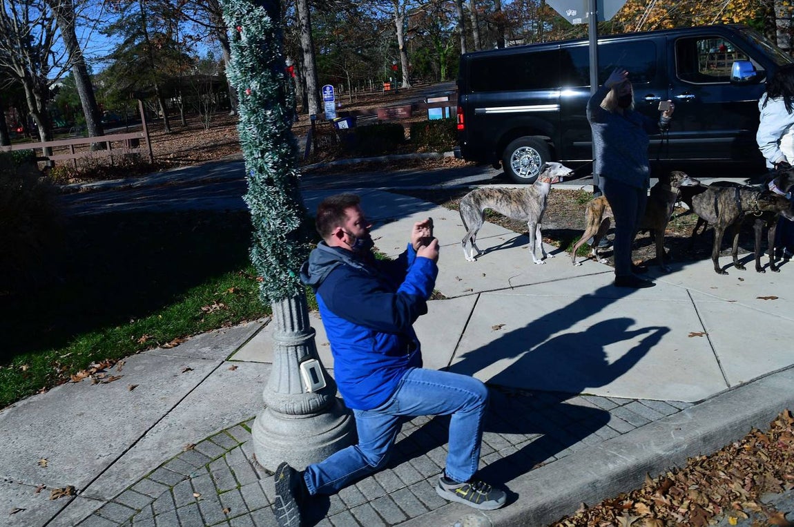 Biden se da un baño de masas desde el coche a su paso por Rehoboth (Delaware)