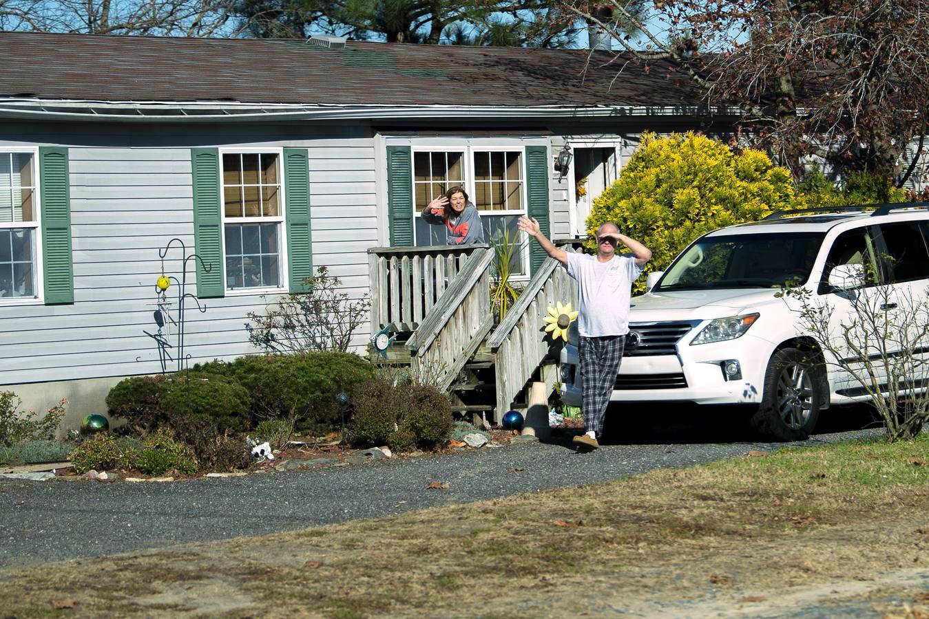 Biden se da un baño de masas desde el coche a su paso por Rehoboth (Delaware)