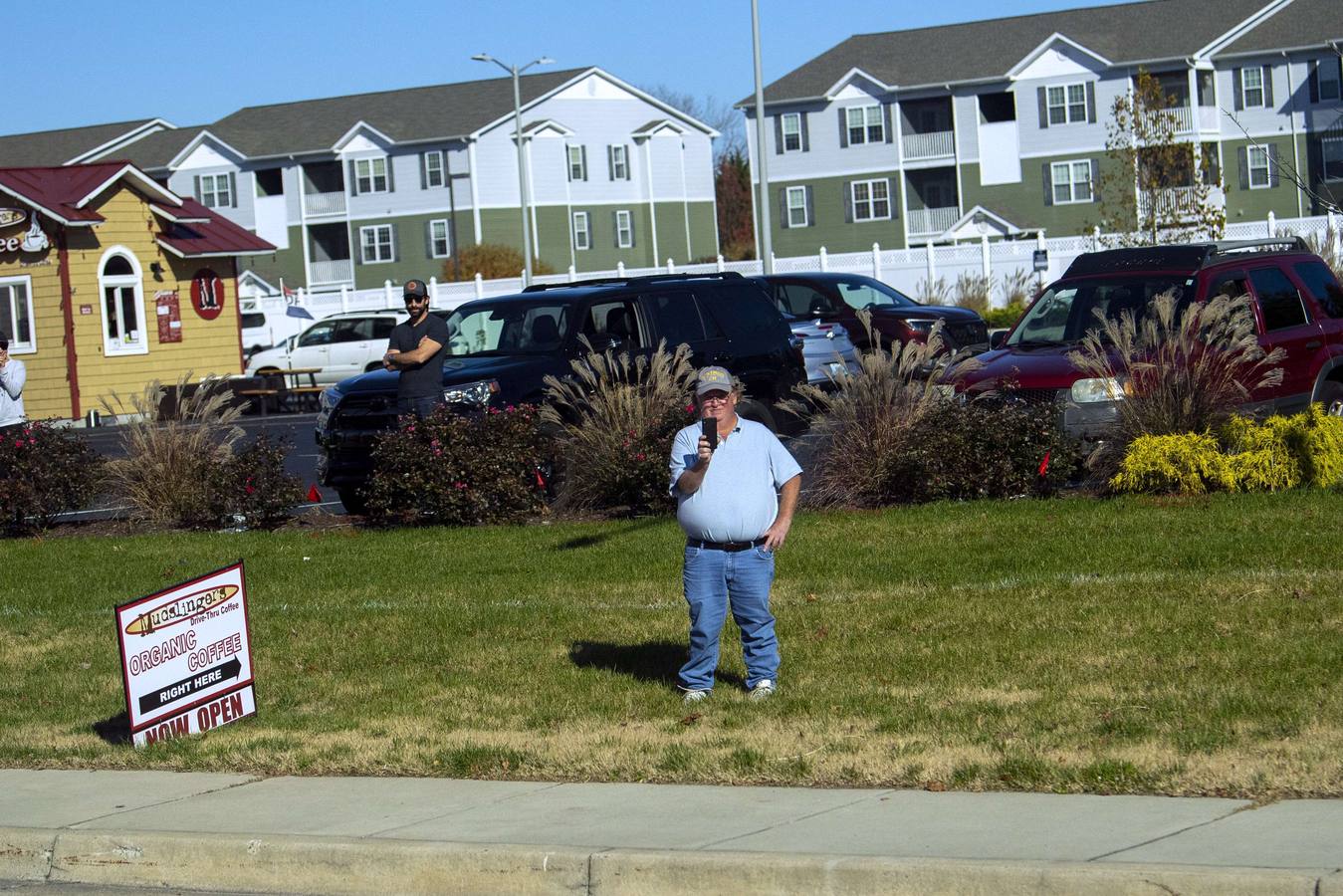 Biden se da un baño de masas desde el coche a su paso por Rehoboth (Delaware)