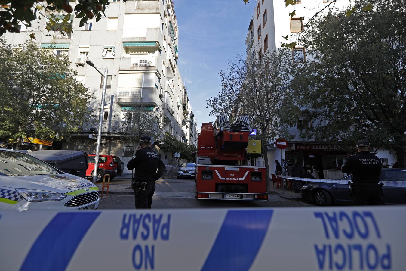 En imágenes, el aparatoso incendio en un edificio de Ciudad Jardín en Córdoba