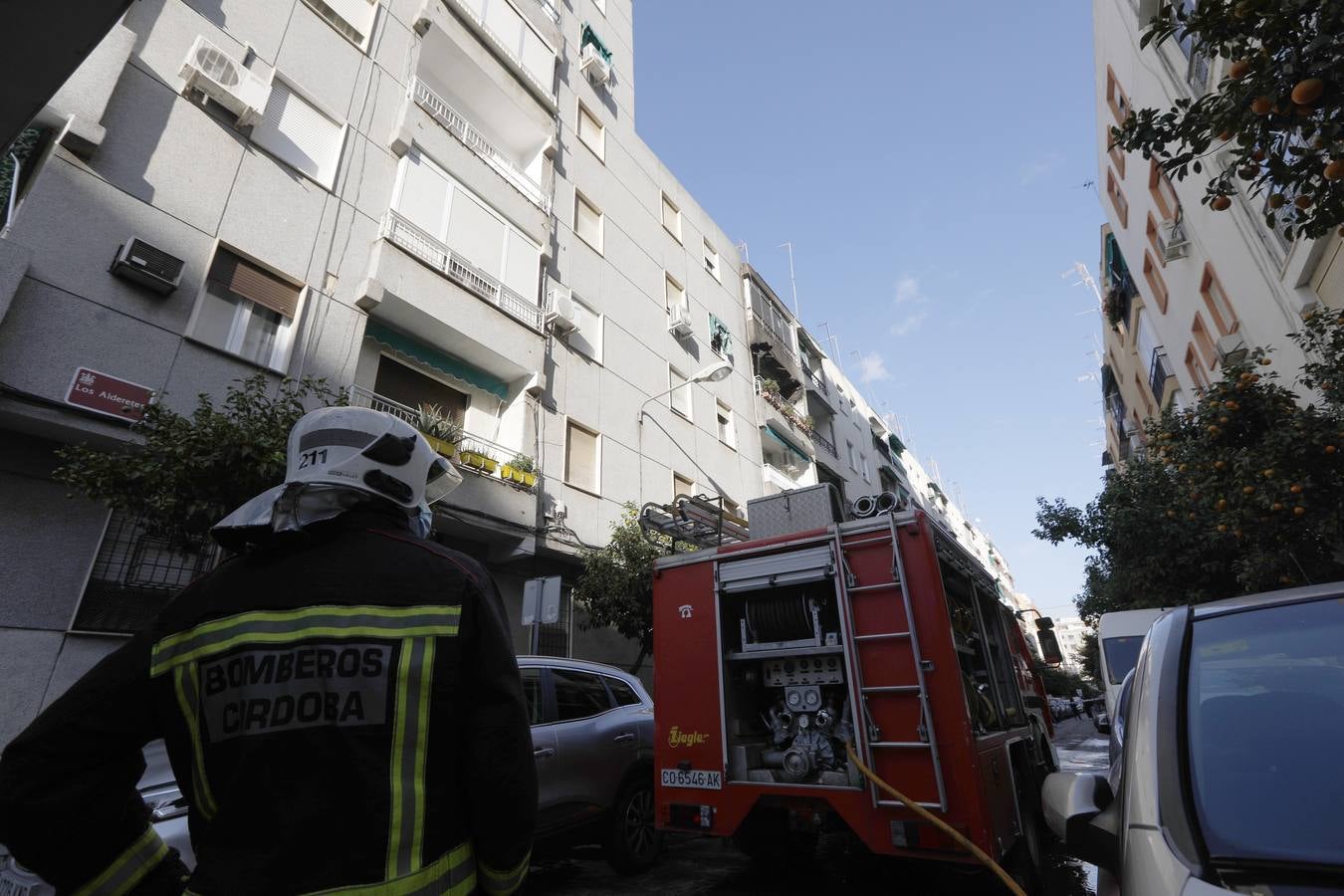 En imágenes, el aparatoso incendio en un edificio de Ciudad Jardín en Córdoba