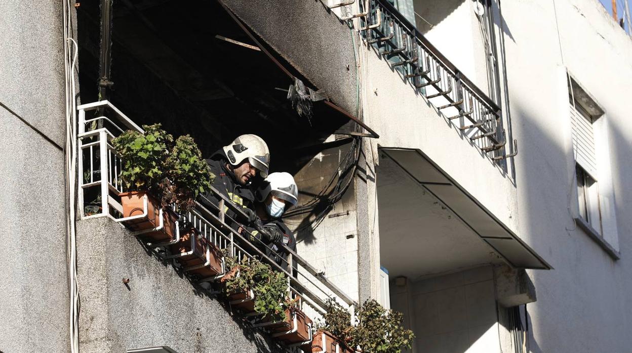 En imágenes, el aparatoso incendio en un edificio de Ciudad Jardín en Córdoba