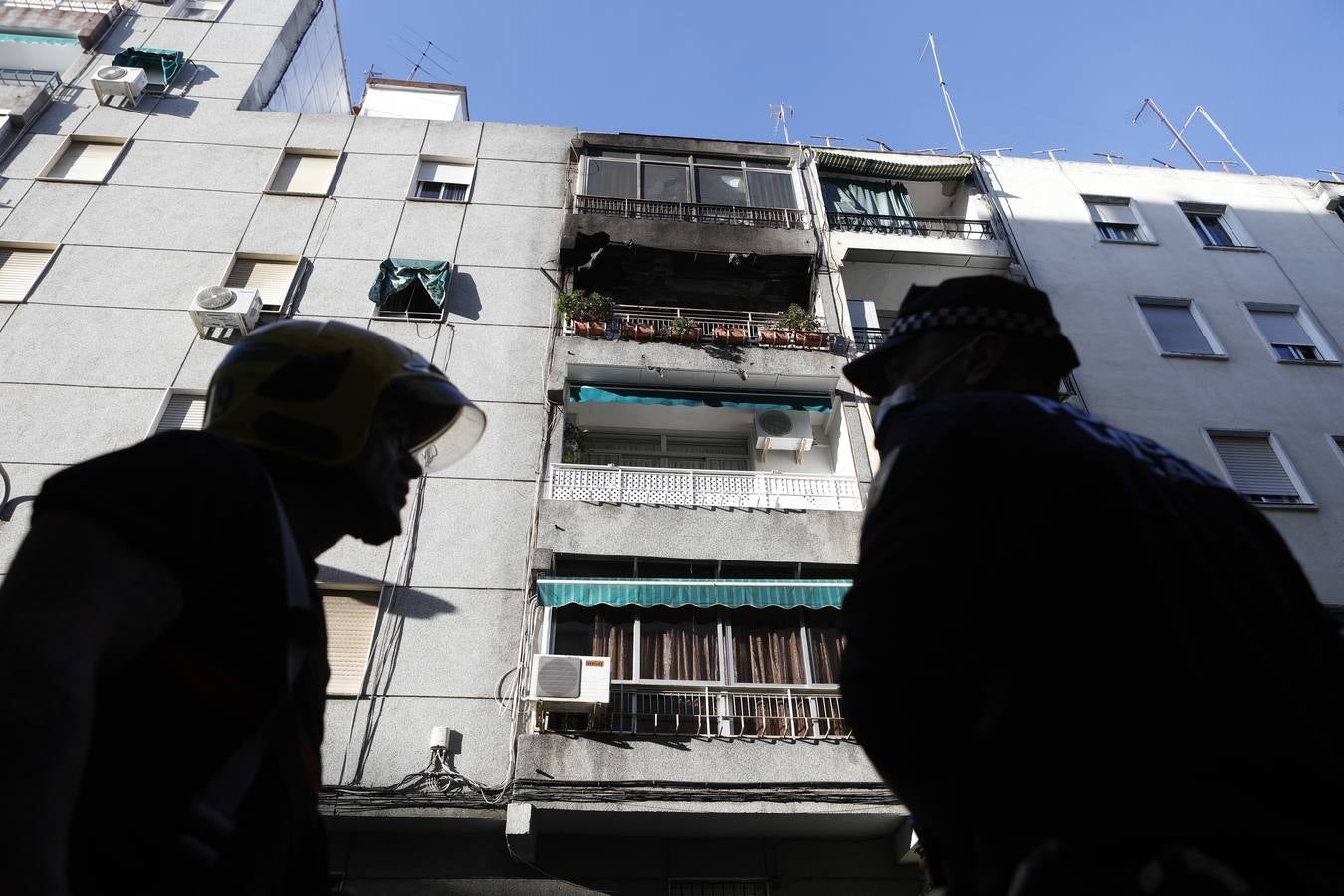 En imágenes, el aparatoso incendio en un edificio de Ciudad Jardín en Córdoba