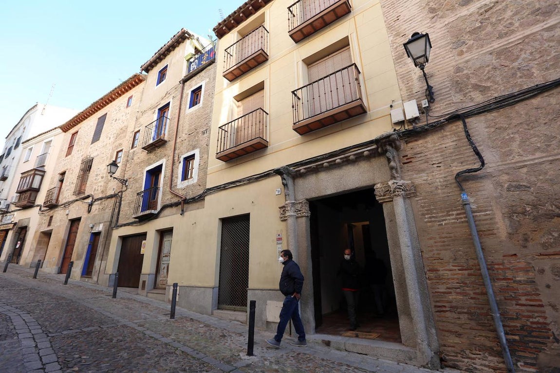 La vivienda ha sido cedida por Enrique Carrillo, canónigo de la catedral primada, al que han agradecido este gesto que permitirá ayudar a muchas familias. 