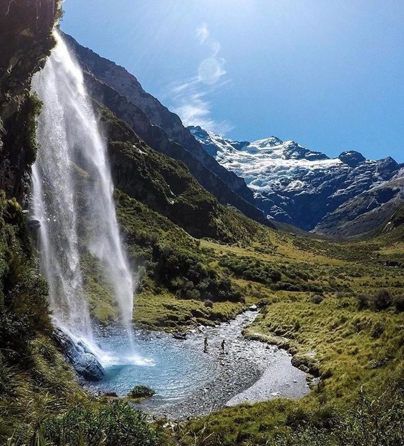 Un roadtrip en Nueva Zelanda. Un país lleno de contrastes que aunque por ahora siga con sus fronteras cerradas, todo apunta a que para mediados del próximo año las volverán a abrir. El mejor modo de aprovechar al máximo tu estancia es en una caravana, y si no quieres renunciar a la comodidad siempre puedes hacerte <a href="https://www.abc.es/summum/motor/abci-caravanas-exclusivas-no-tienen-nada-envidiar-mejores-hoteles-202010120314_noticia.html" target="_blank">con una de lujo</a>.