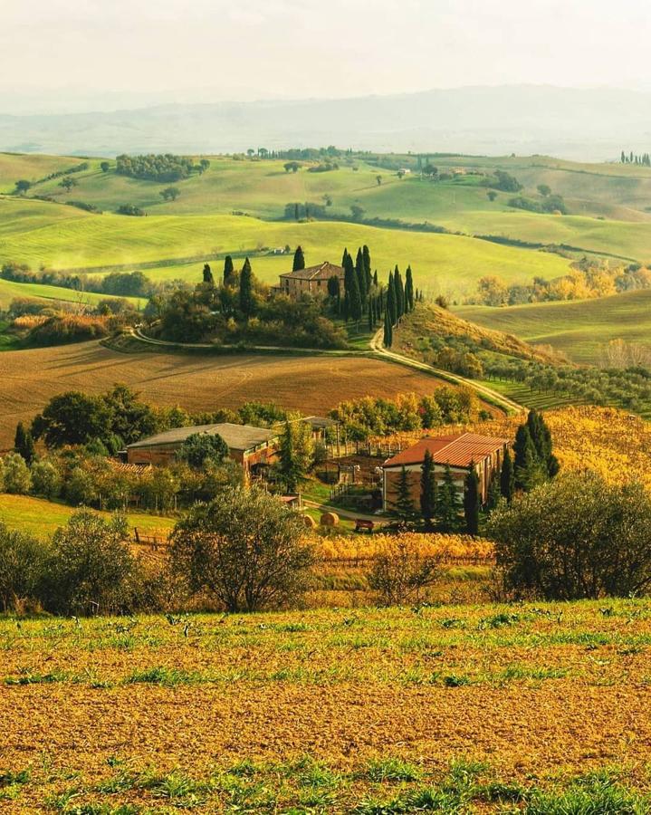 Una villa en la Toscana. La Bella Italia no está pasando por su mejor momento con el Covid, pero no dudamos que en los próximos meses su situación será más relajada gracias a las medidas que se han establecido en el país. Si deseas un viaje alejado de la civilización lo mejor es que te hospedes en una villa en la Toscana donde además de saborear el mejor vino y pasta, disfrutarás de unos atardeceres sin igual.