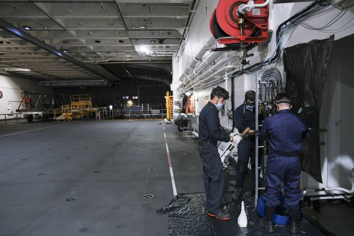 FOTOS: El portaeronaves ‘Juan Carlos I’ se somete a una profunda revisión en el astillero de Puerto Real