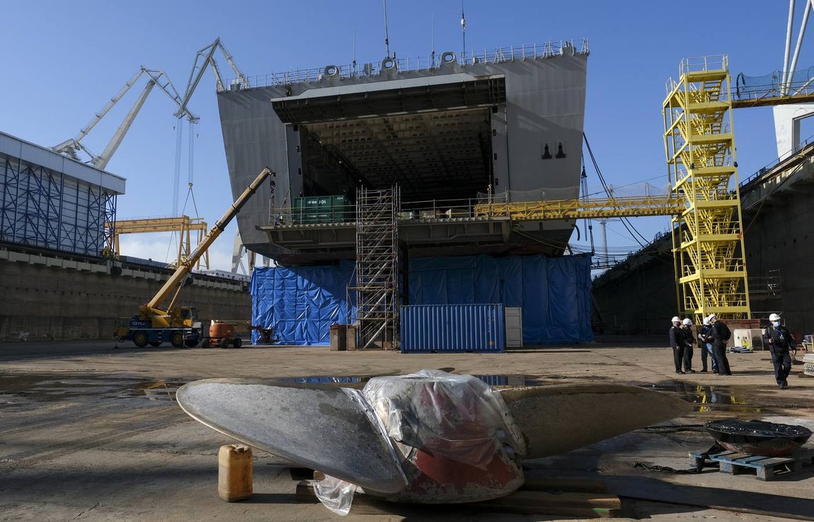FOTOS: El portaeronaves ‘Juan Carlos I’ se somete a una profunda revisión en el astillero de Puerto Real