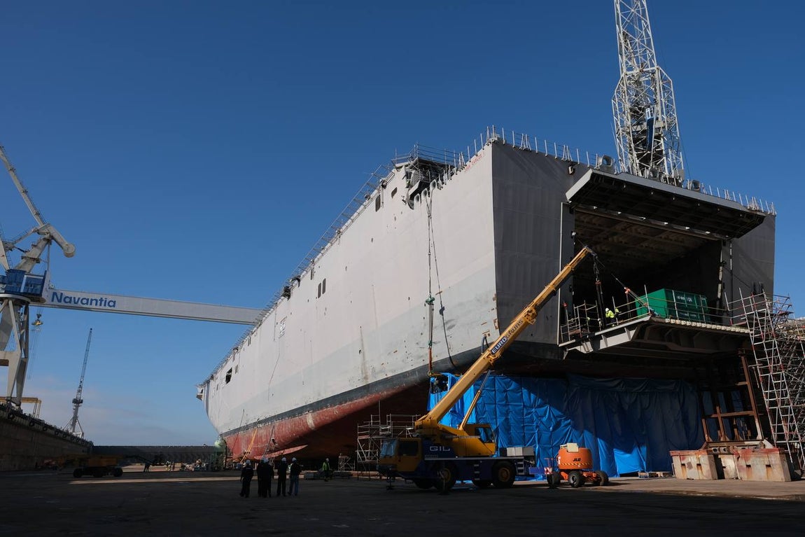 FOTOS: El portaeronaves ‘Juan Carlos I’ se somete a una profunda revisión en el astillero de Puerto Real