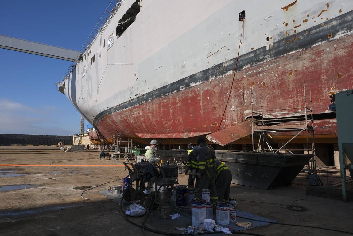 FOTOS: El portaeronaves ‘Juan Carlos I’ se somete a una profunda revisión en el astillero de Puerto Real