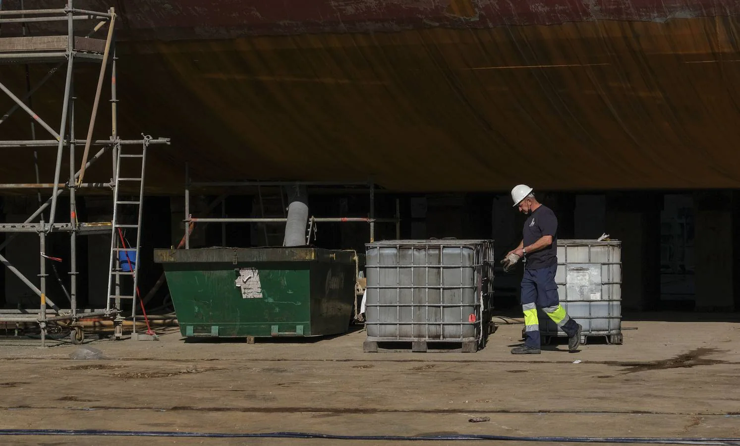 FOTOS: El portaeronaves ‘Juan Carlos I’ se somete a una profunda revisión en el astillero de Puerto Real