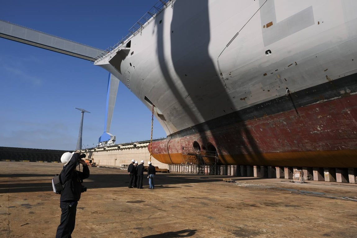 FOTOS: El portaeronaves ‘Juan Carlos I’ se somete a una profunda revisión en el astillero de Puerto Real