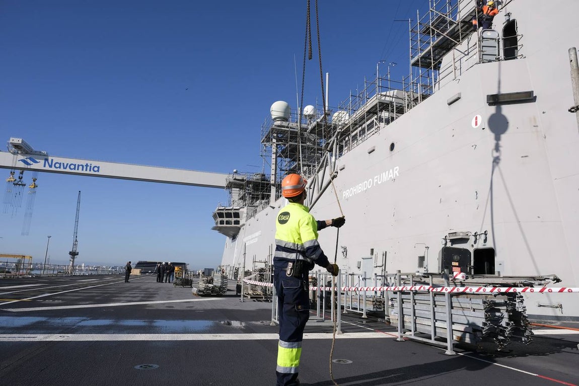 FOTOS: El portaeronaves ‘Juan Carlos I’ se somete a una profunda revisión en el astillero de Puerto Real