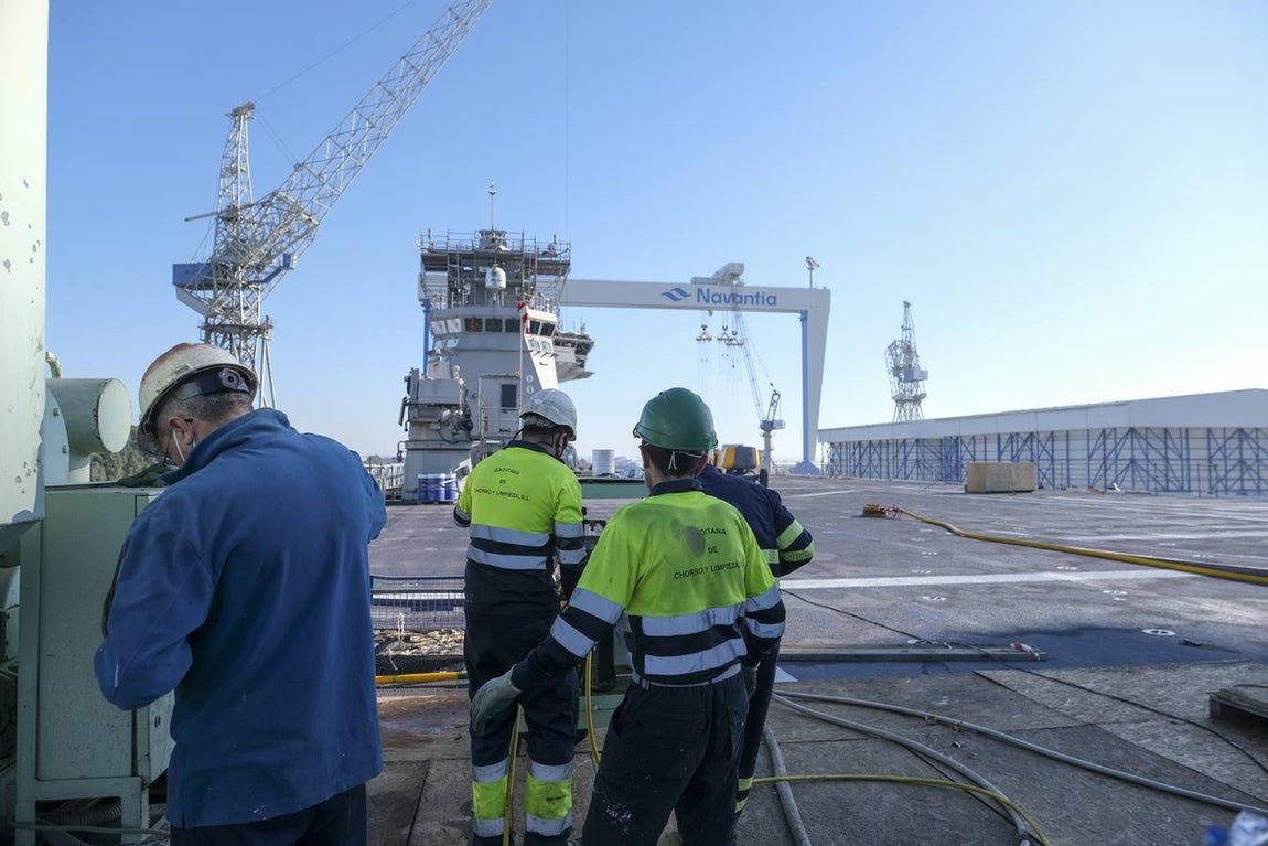 FOTOS: El portaeronaves ‘Juan Carlos I’ se somete a una profunda revisión en el astillero de Puerto Real