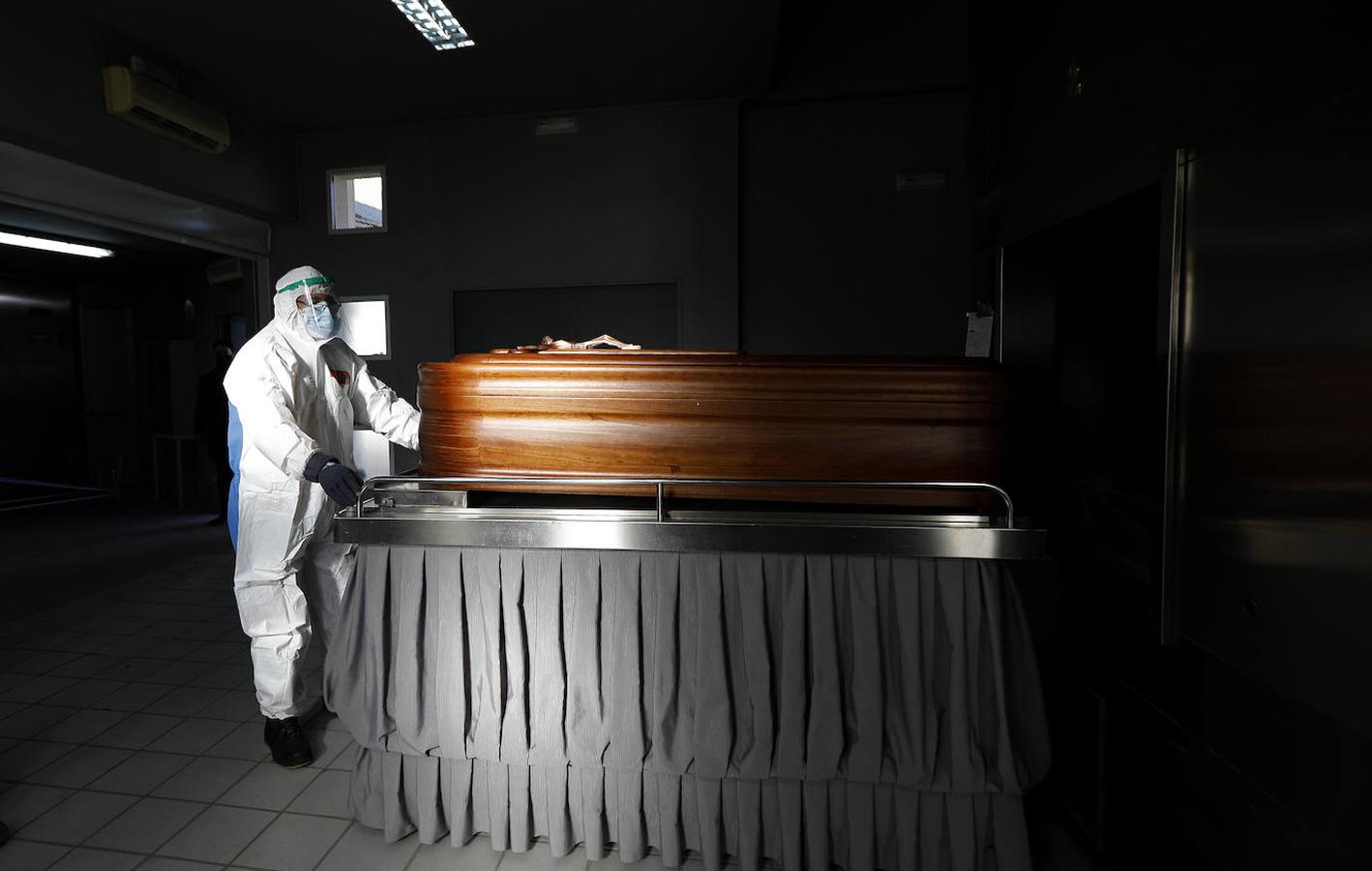 El funeral e incineración de un fallecido por Covid en Córdoba, en imágenes