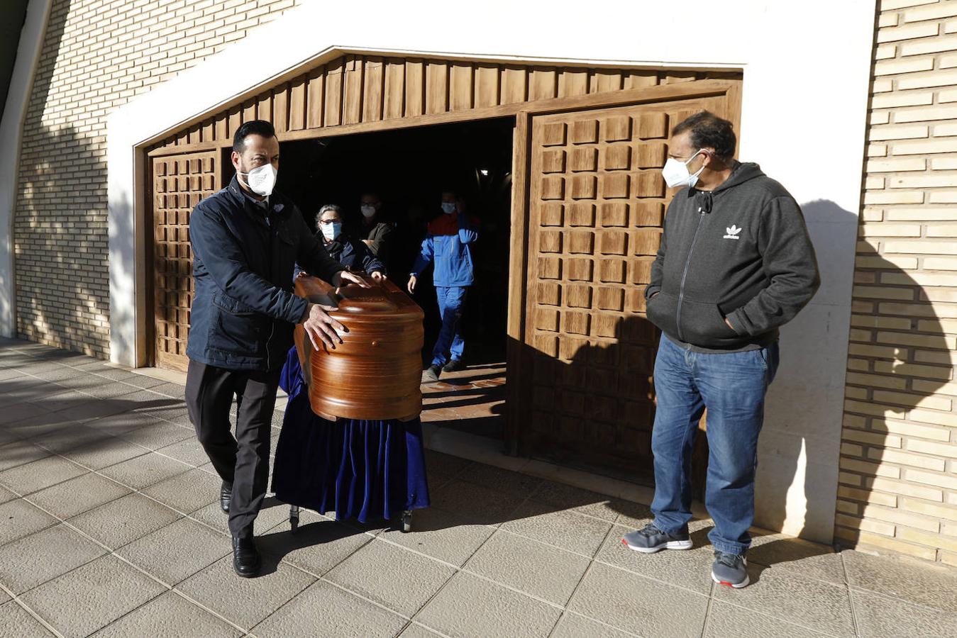 El funeral e incineración de un fallecido por Covid en Córdoba, en imágenes