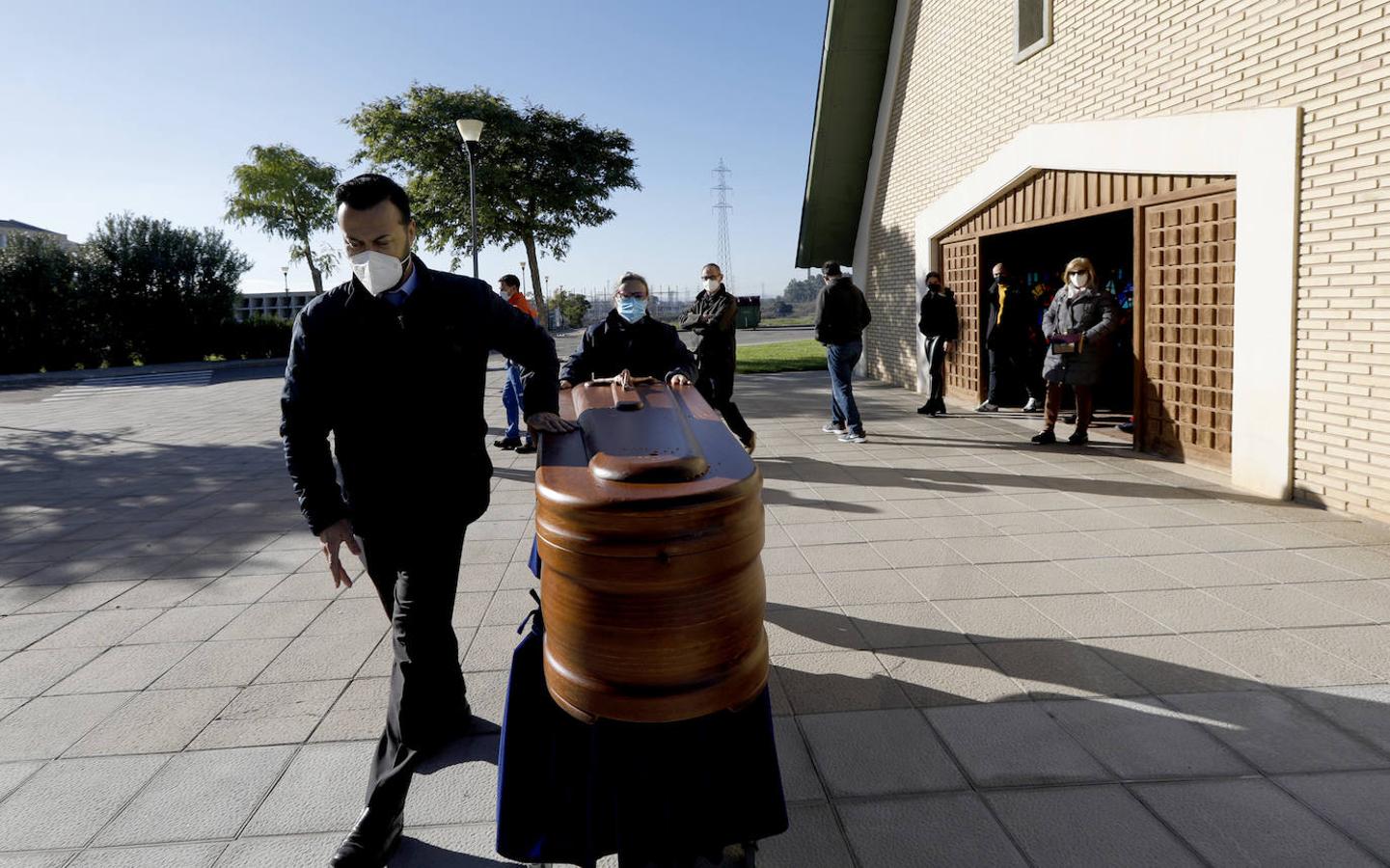 El funeral e incineración de un fallecido por Covid en Córdoba, en imágenes