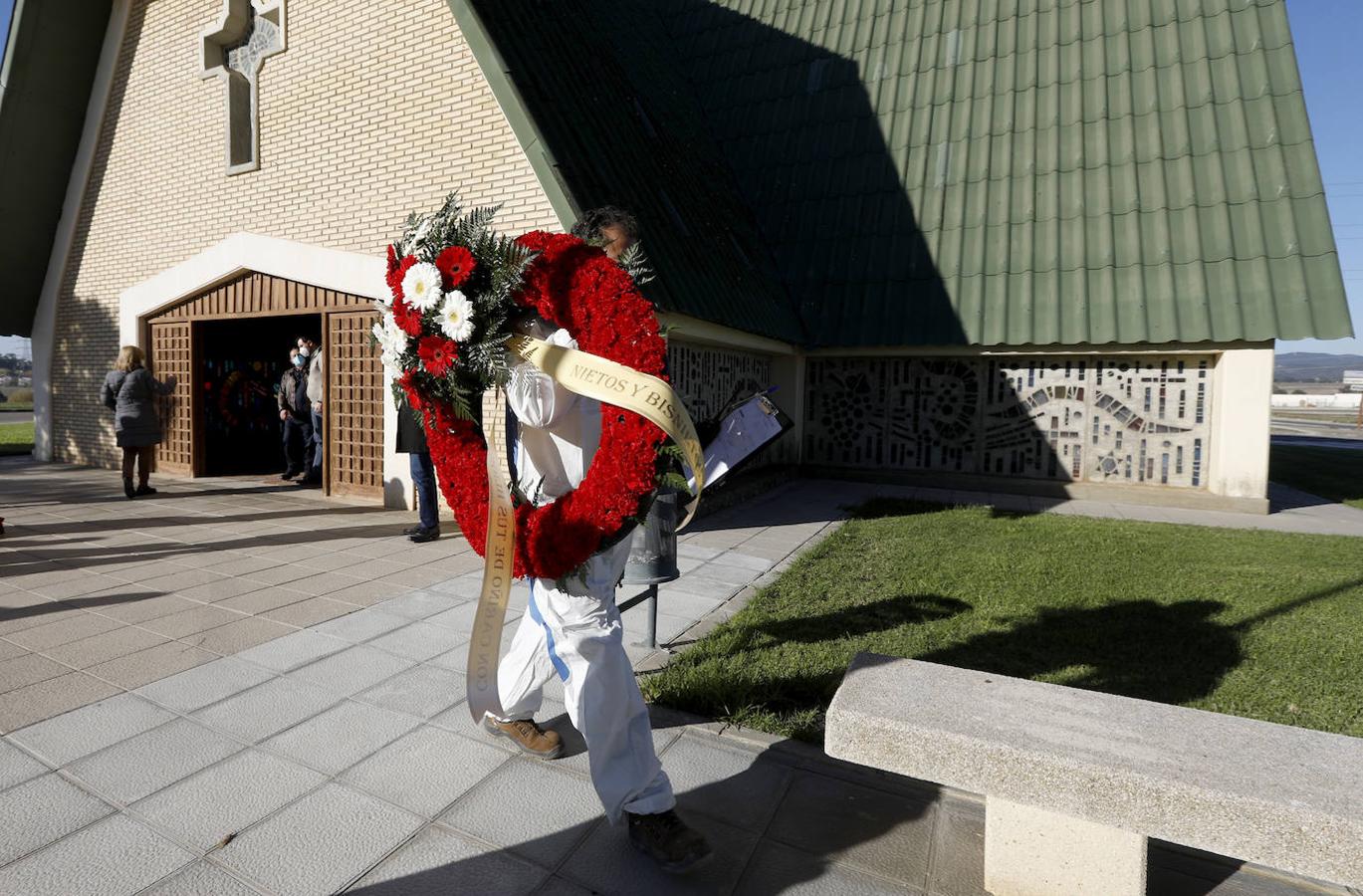 El funeral e incineración de un fallecido por Covid en Córdoba, en imágenes