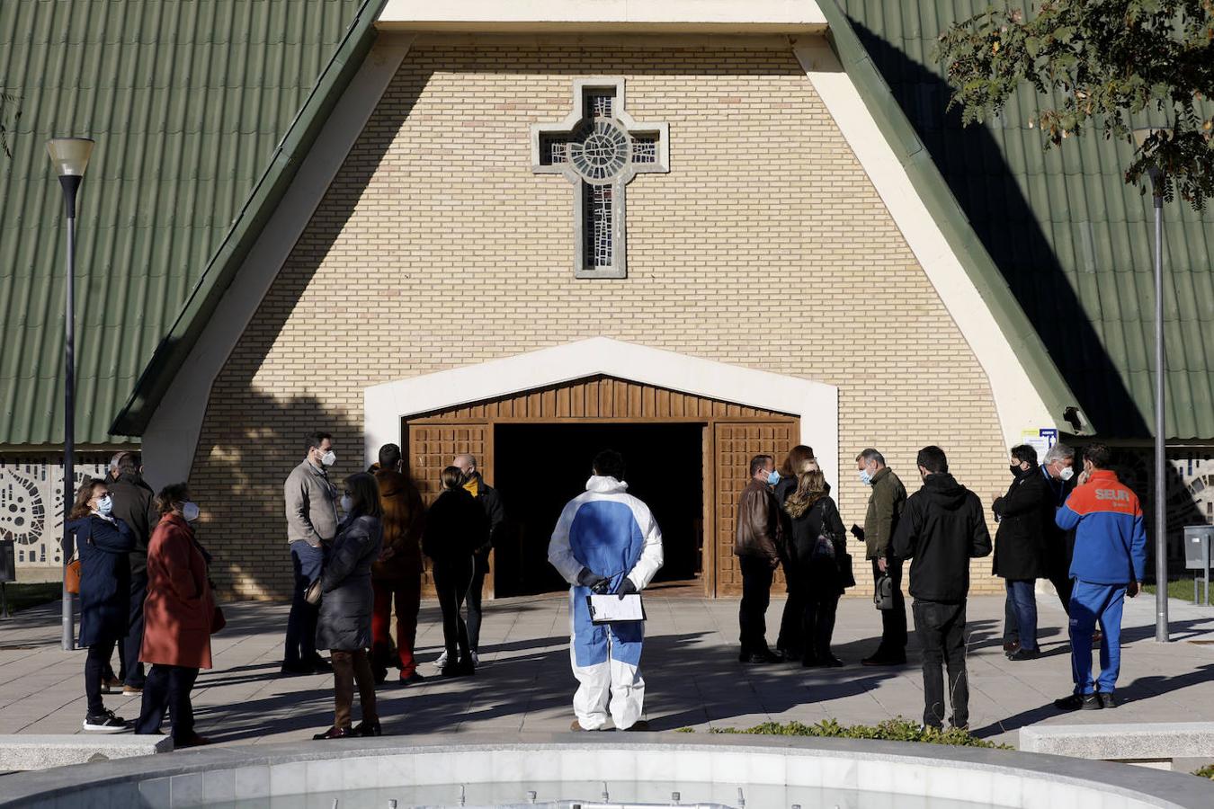 El funeral e incineración de un fallecido por Covid en Córdoba, en imágenes