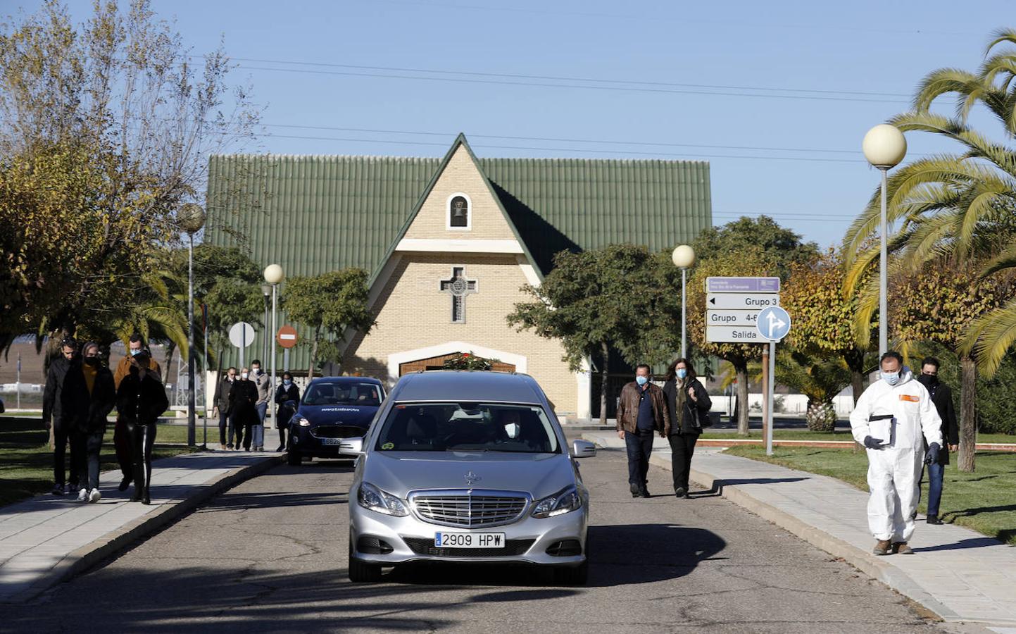 El funeral e incineración de un fallecido por Covid en Córdoba, en imágenes