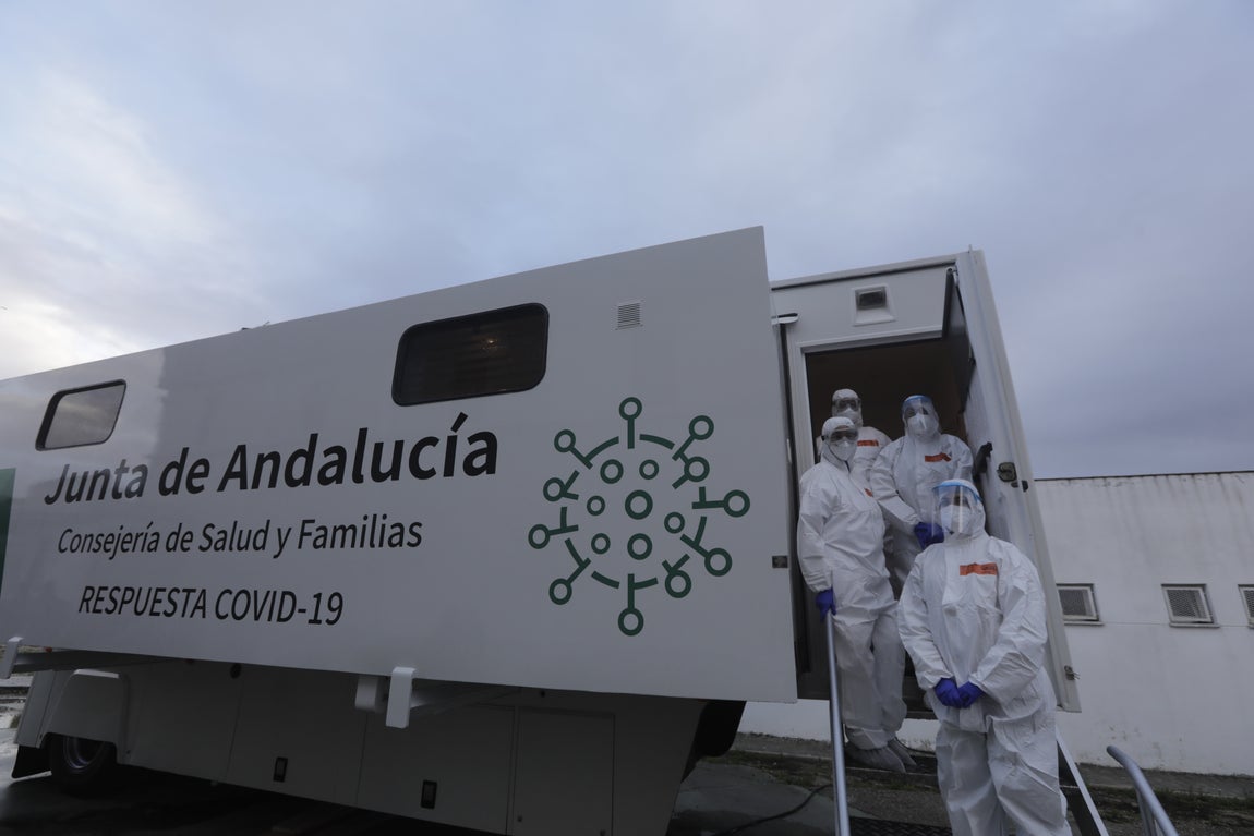 Fotos: Así es el nuevo camión que realiza los cribados masivos en la provincia de Cádiz