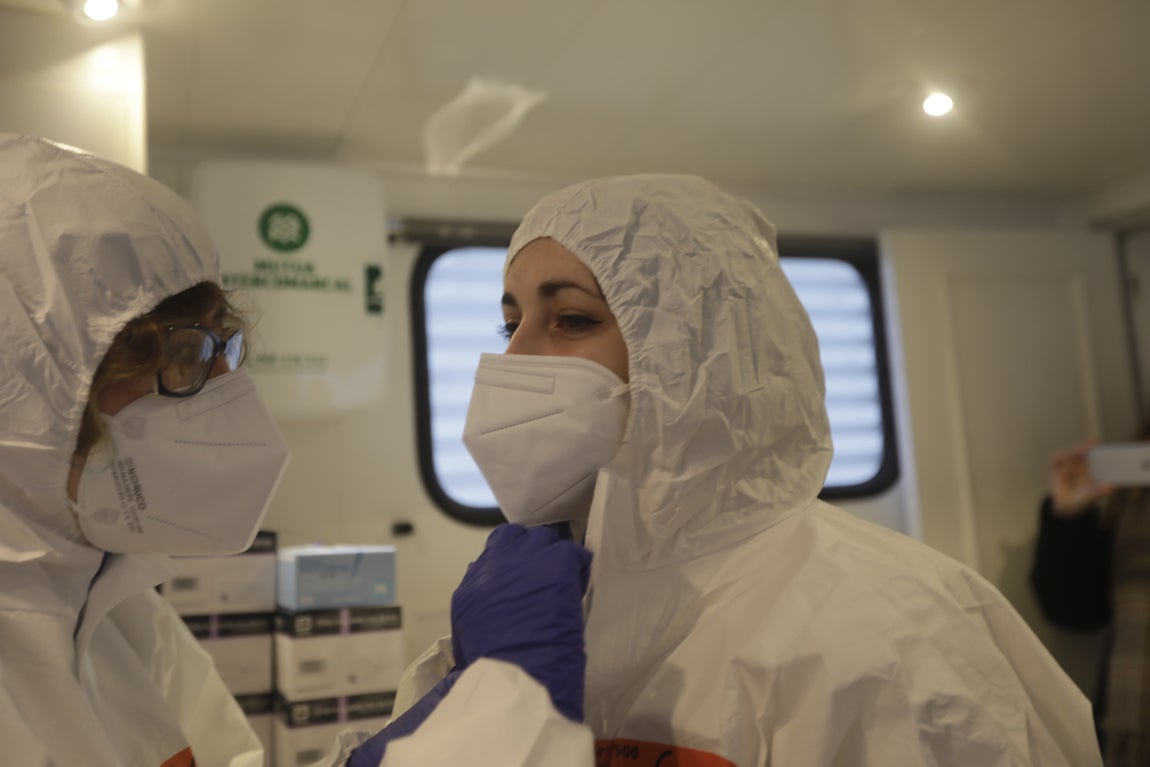 Fotos: Así es el nuevo camión que realiza los cribados masivos en la provincia de Cádiz