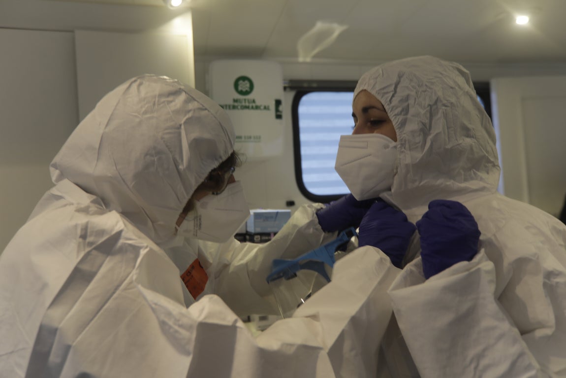 Fotos: Así es el nuevo camión que realiza los cribados masivos en la provincia de Cádiz