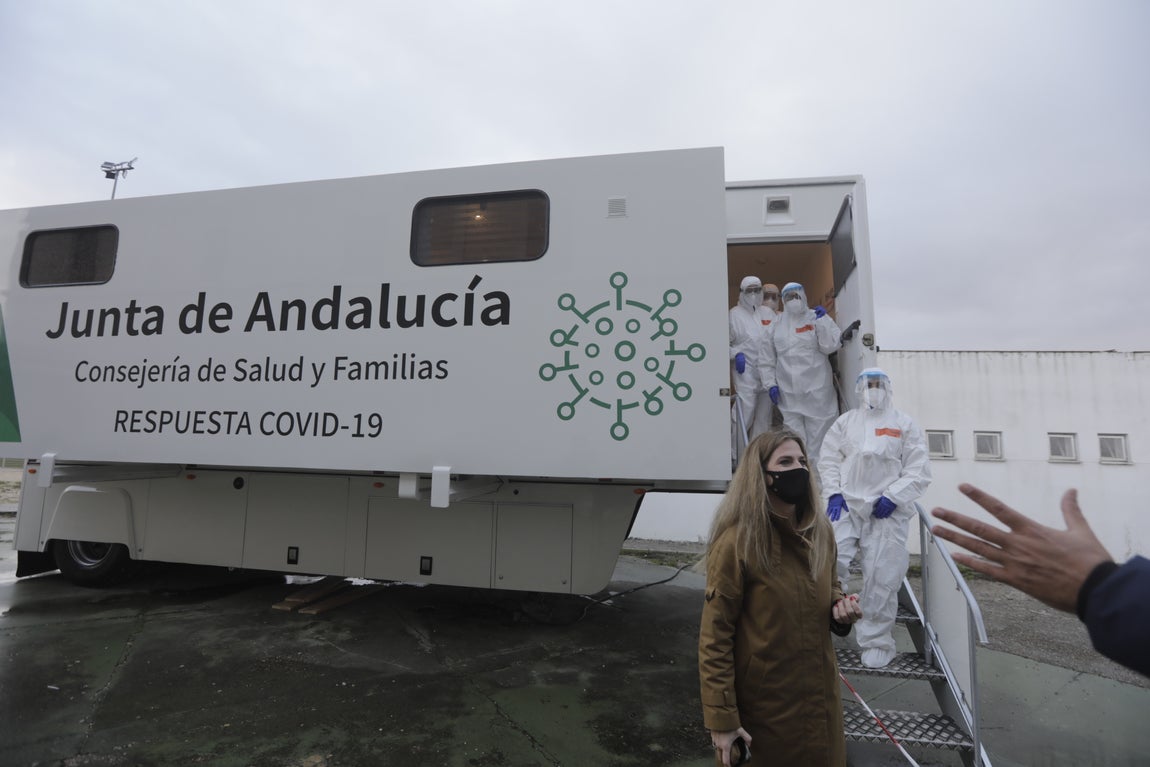 Fotos: Así es el nuevo camión que realiza los cribados masivos en la provincia de Cádiz