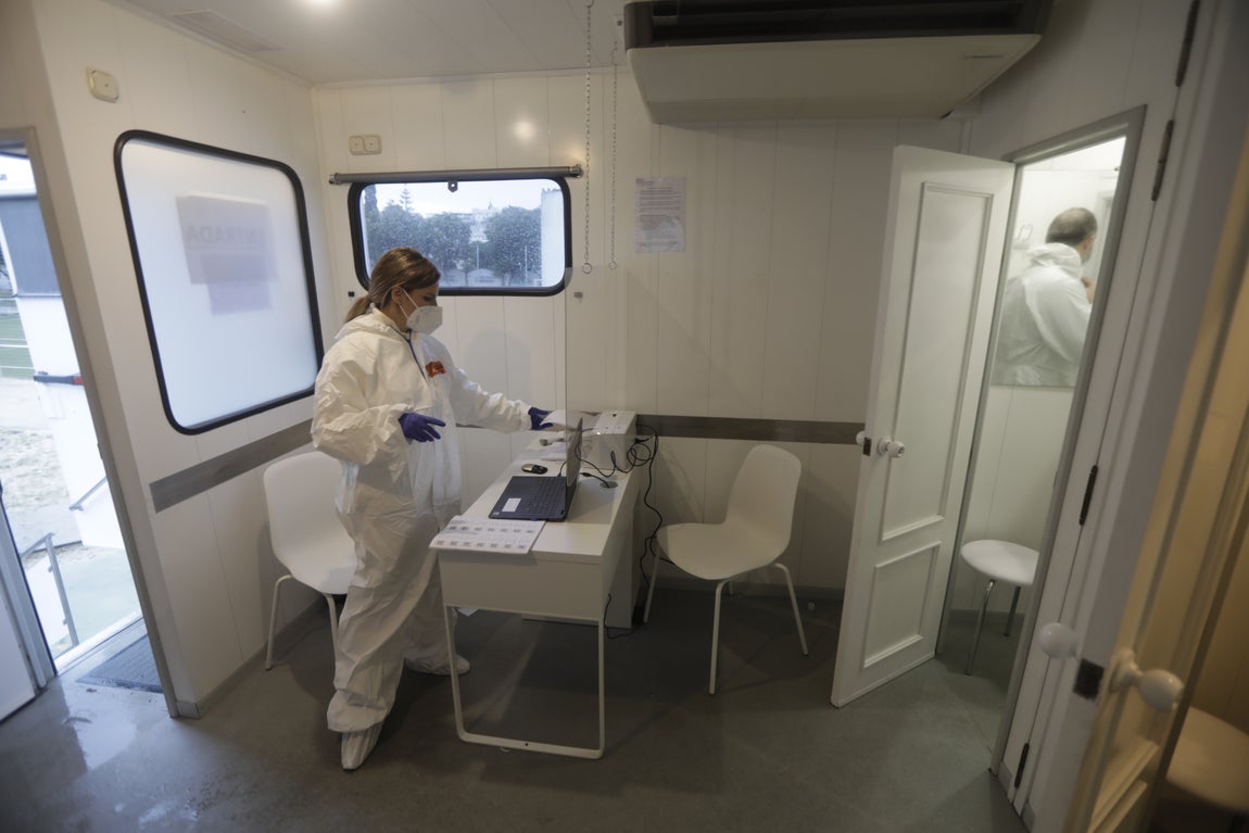 Fotos: Así es el nuevo camión que realiza los cribados masivos en la provincia de Cádiz