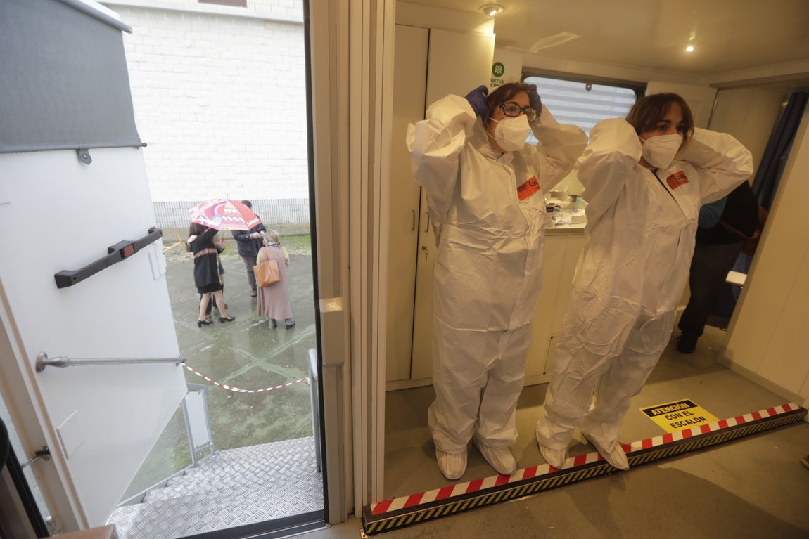 Fotos: Así es el nuevo camión que realiza los cribados masivos en la provincia de Cádiz