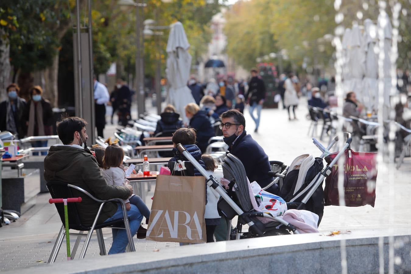 El ambiente en el Centro de Córdoba el sábado del puente, en imágenes