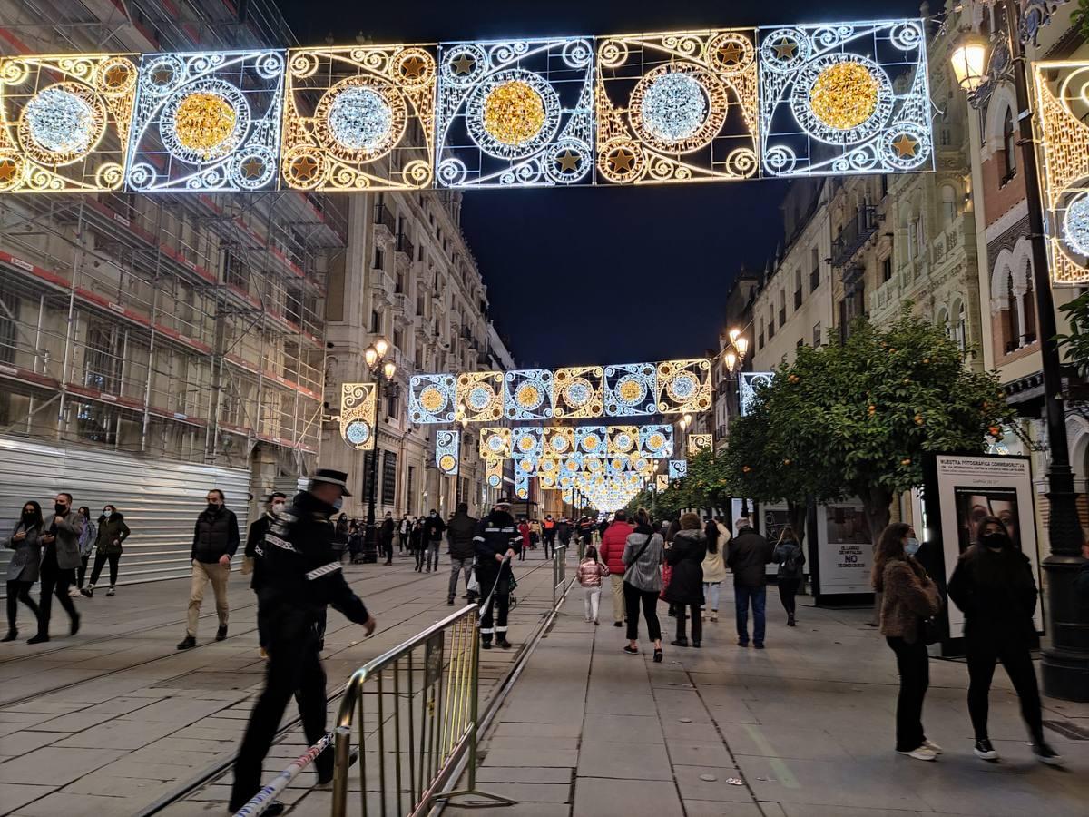 El alumbrado navideño da color a un puente de diciembre a medio gas en Sevilla