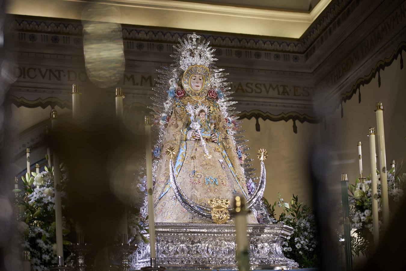 La Virgen del Rocío se viste de reina