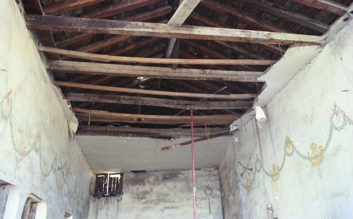 Reforma en la Casa de Infantas (1975-1977). Antiguo salón social de la Real Congregación Militar (1920) decorado con el emblema de Infantería. Fotografía de Juan Ignacio de Mesa Ruiz. 