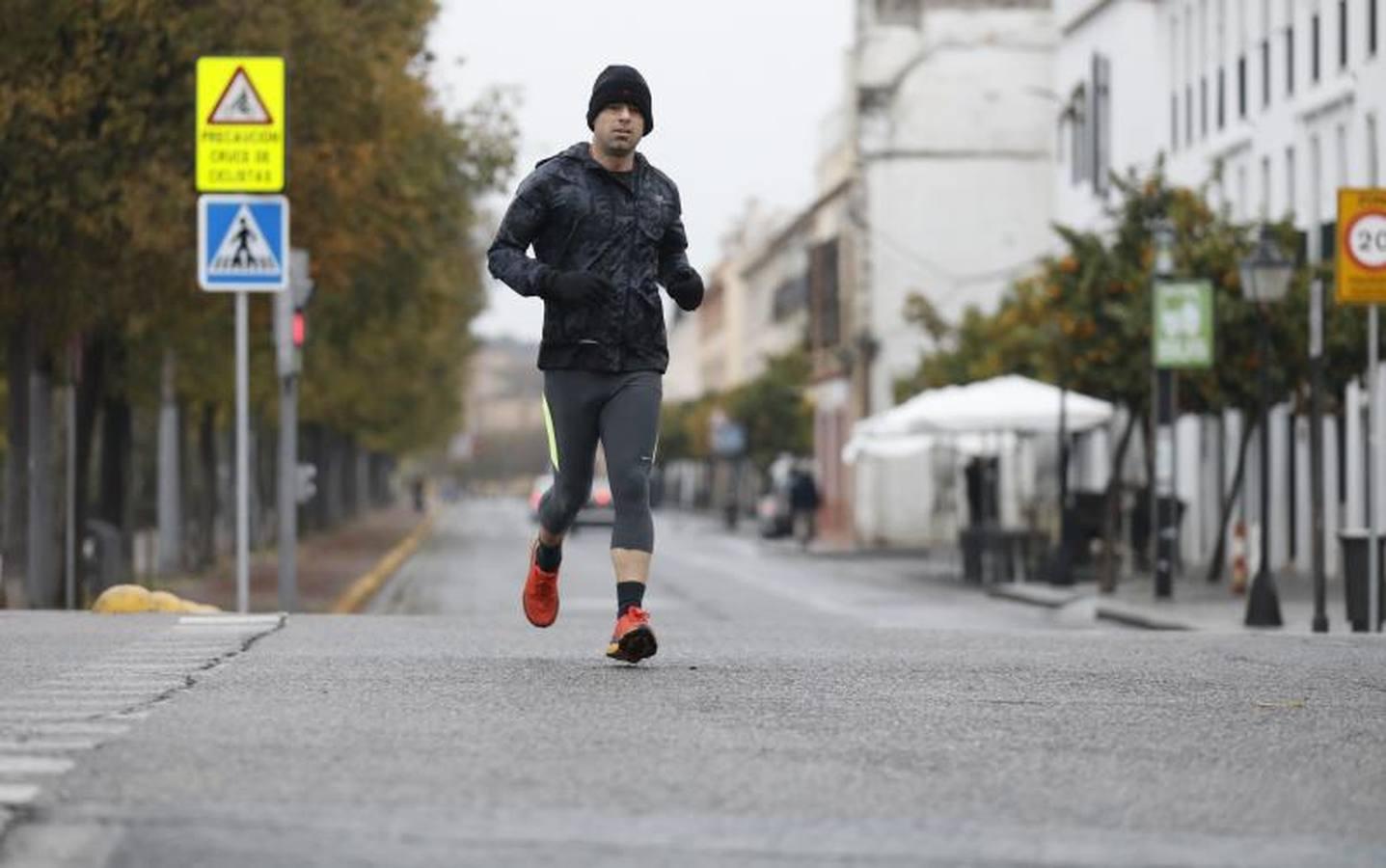 Los corredores que desafían al frío de Córdoba, en imágenes