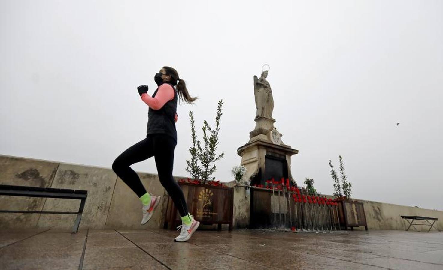 Los corredores que desafían al frío de Córdoba, en imágenes