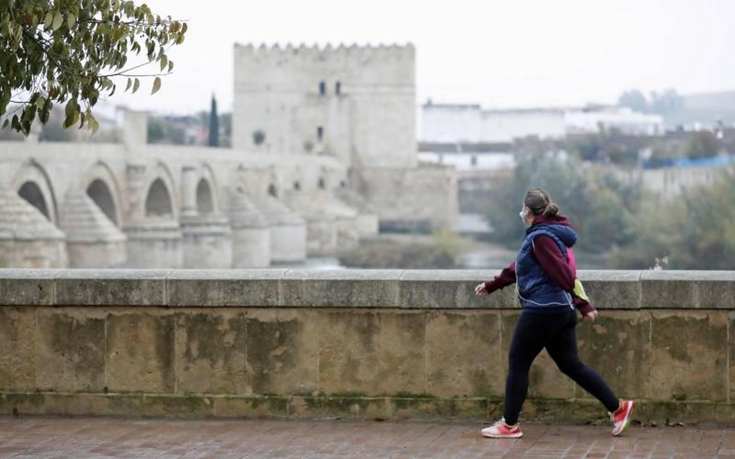 Los corredores que desafían al frío de Córdoba, en imágenes