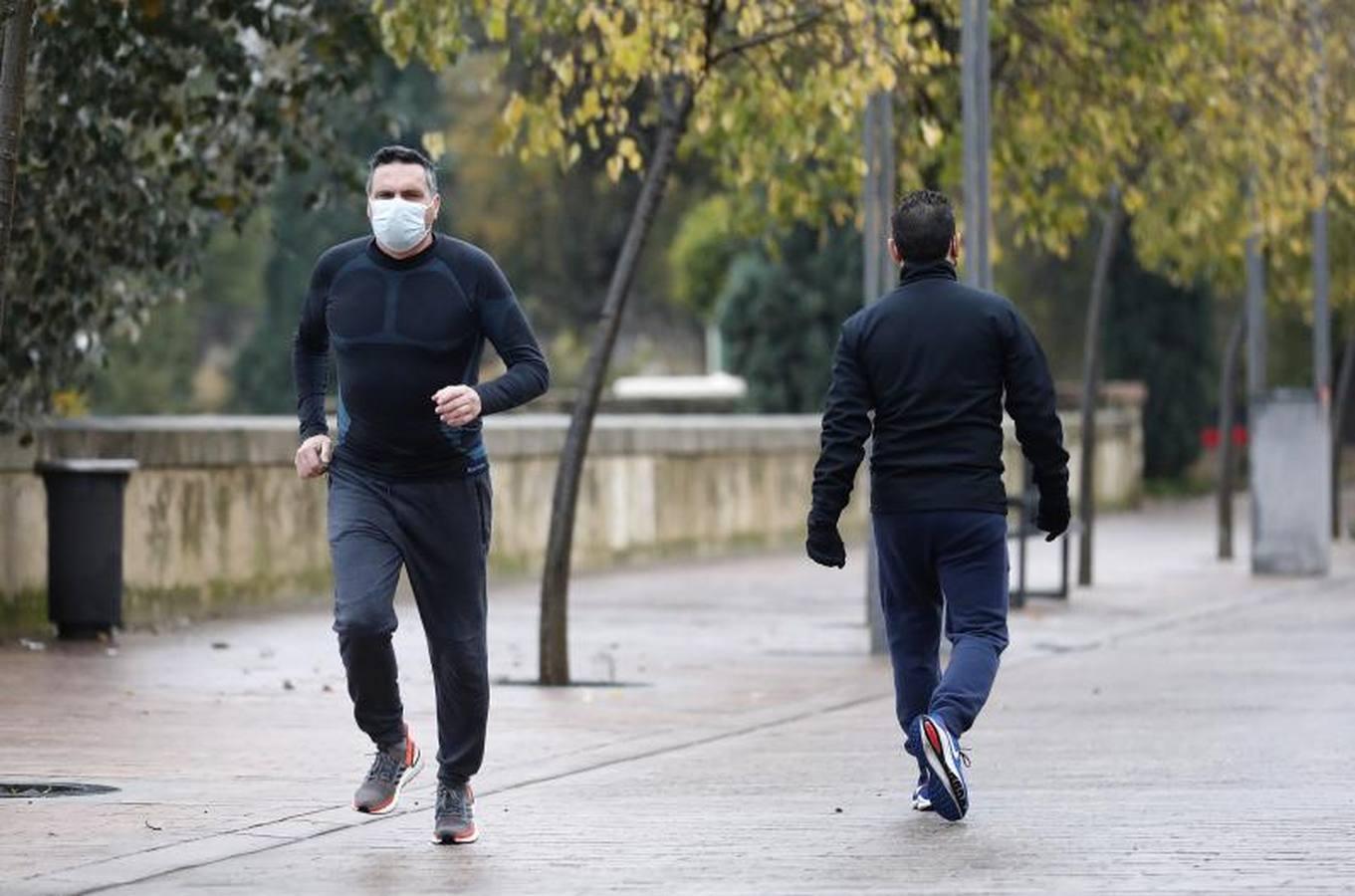 Los corredores que desafían al frío de Córdoba, en imágenes