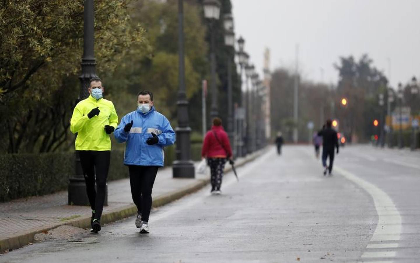 Los corredores que desafían al frío de Córdoba, en imágenes