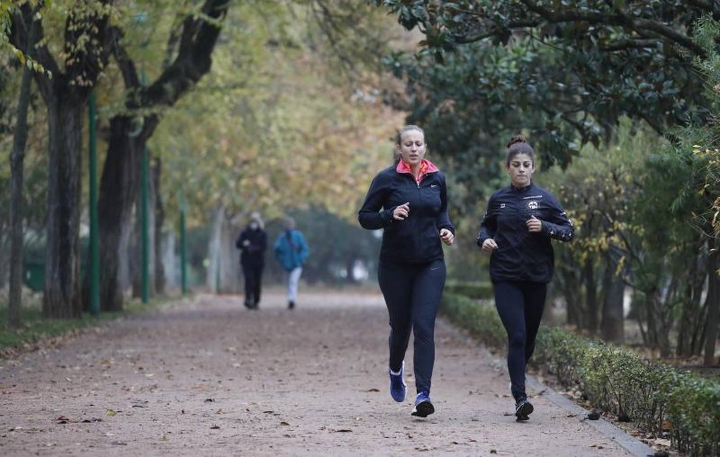 Los corredores que desafían al frío de Córdoba, en imágenes