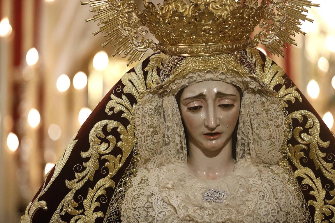 El estreno del nuevo manto de Gracia y Amparo de Córdoba, en imágenes