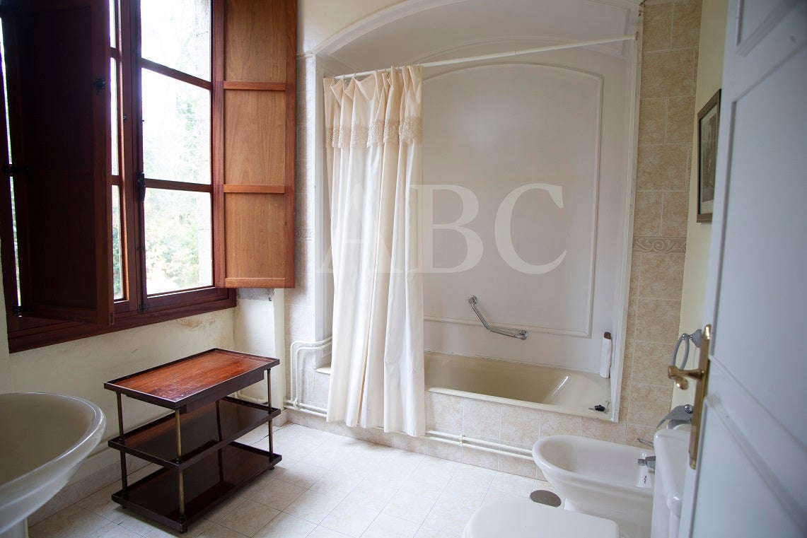 Un antes y un después tras el fuego devastador de 1978. Carmen Franco decidió rehabilitar Meirás dejando tal y como quedó tras el fuego un baño vestidor y el bajo cubierta de una de las alas del pazo. Los estragos de las llamas todavía son evidentes